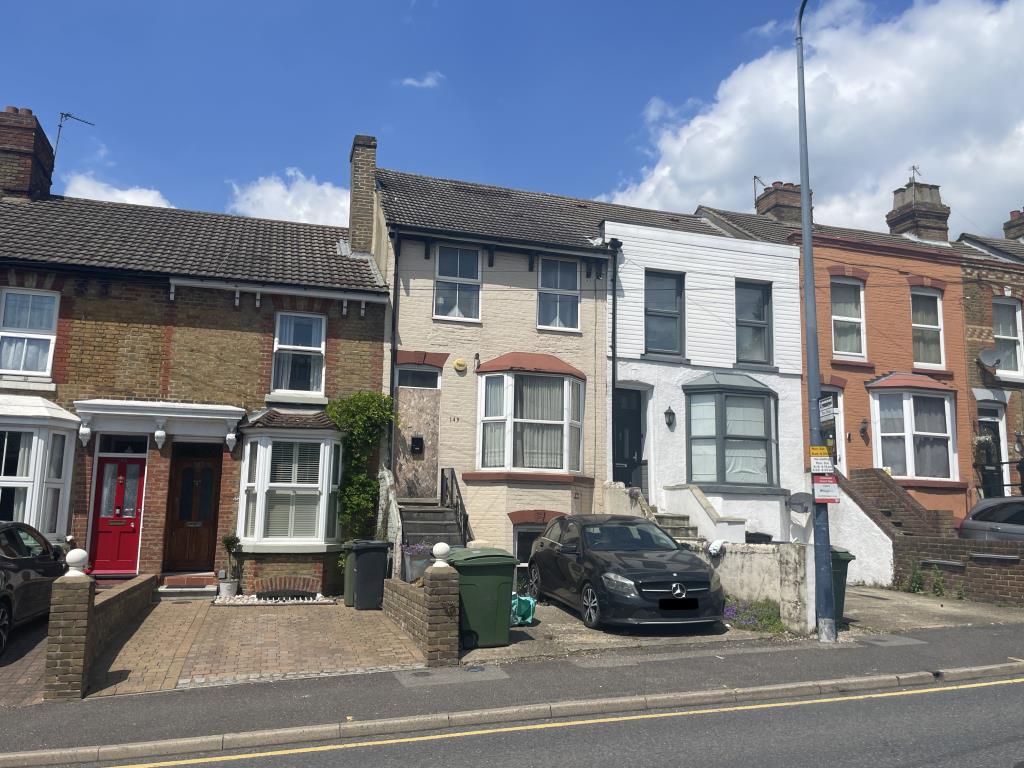 Lot: 6 - LARGE HOUSE FOR REFURBISHMENT CLOSE TO TOWN CENTRE WITH POTENTIAL FOR CONVERSION - Front view of house for improvement
